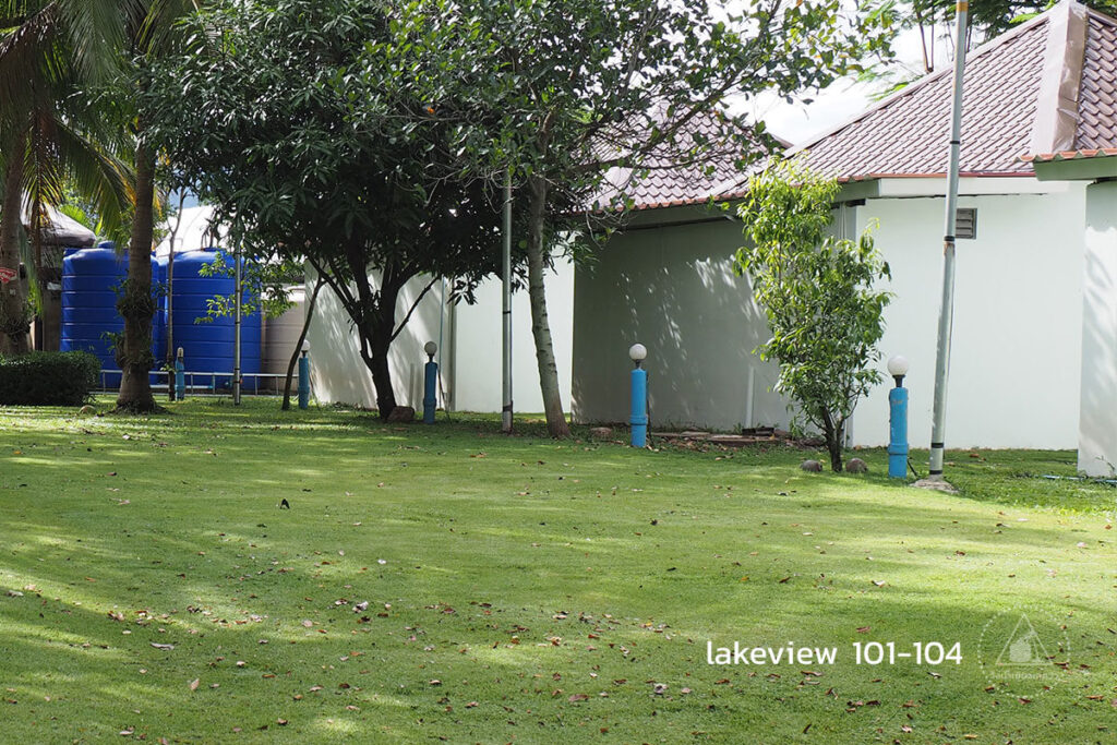 ด้านหลังของ ห้องพัก lakeview 101 ถึง 104