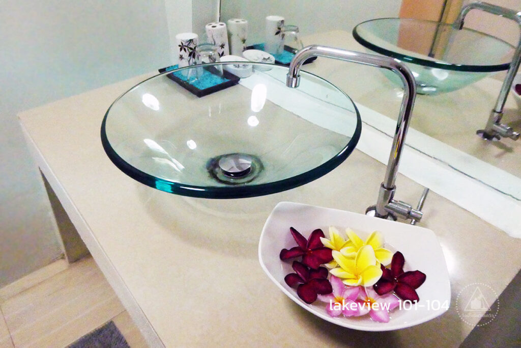 โซนห้องน้ำของด้านในหน้าห้องพักราคา 1500 บาท lakeview 101 ถึง 104