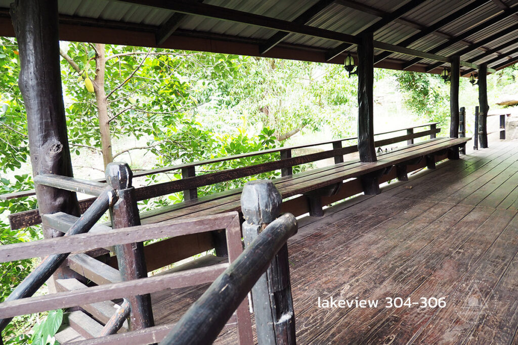 หน้าระเบียงของ lakeview 304-305-306 ห้องพักสำหรับ 2 ท่าน