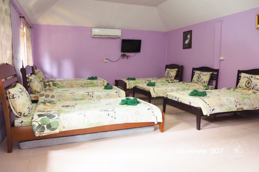 ด้านในห้อง lakeview 307 สำหรับ 6 ท่าน สามารถเสริมเตียงเป็น 8 ท่าน