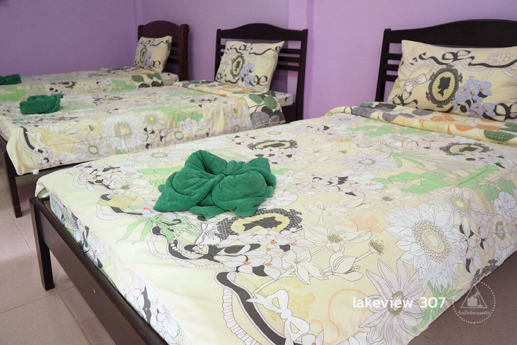 ด้านในห้อง lakeview 307 สำหรับ 6 ท่าน สามารถเสริมเตียงเป็น 8 ท่าน