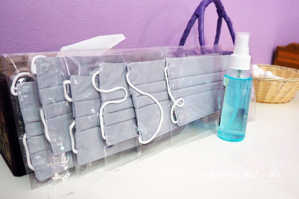 หน้ากากอนามัยผ้า และสเปรย์แอลกอฮอล์ เพื่อสุขอนามัยที่ดีของทุกท่าน