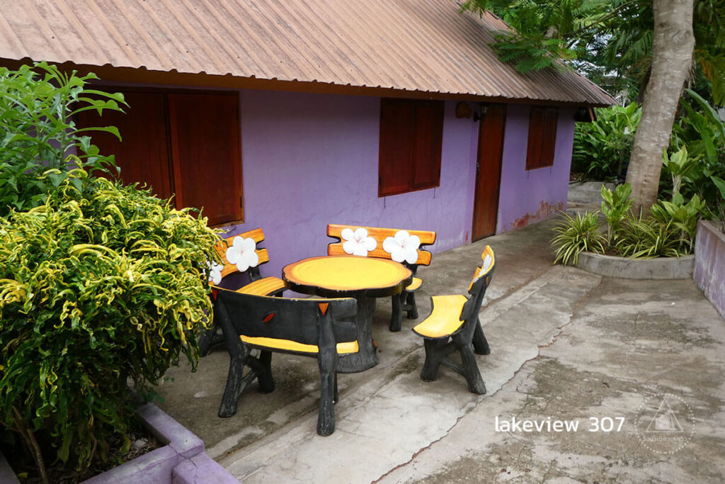 พื้นที่พักผ่อนด้านหน้าห้องพัก lakeview 307