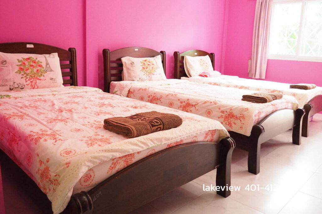 เตียงนอนของห้องพัก lakeview 401 ถึง 412 ราคา 1500 บาท