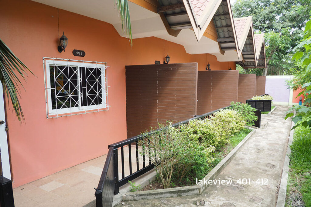 ด้านหน้าห้องพัก lakeview 401 ถึง 412 ราคา 1500 บาท