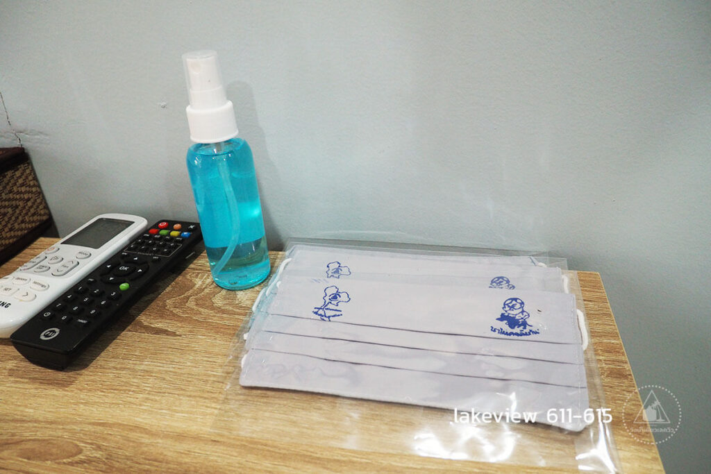 หน้ากากอนามัยผ้าและเสปรย์แอลกอฮอล์เพื่อสุขอนามัยของท่าน