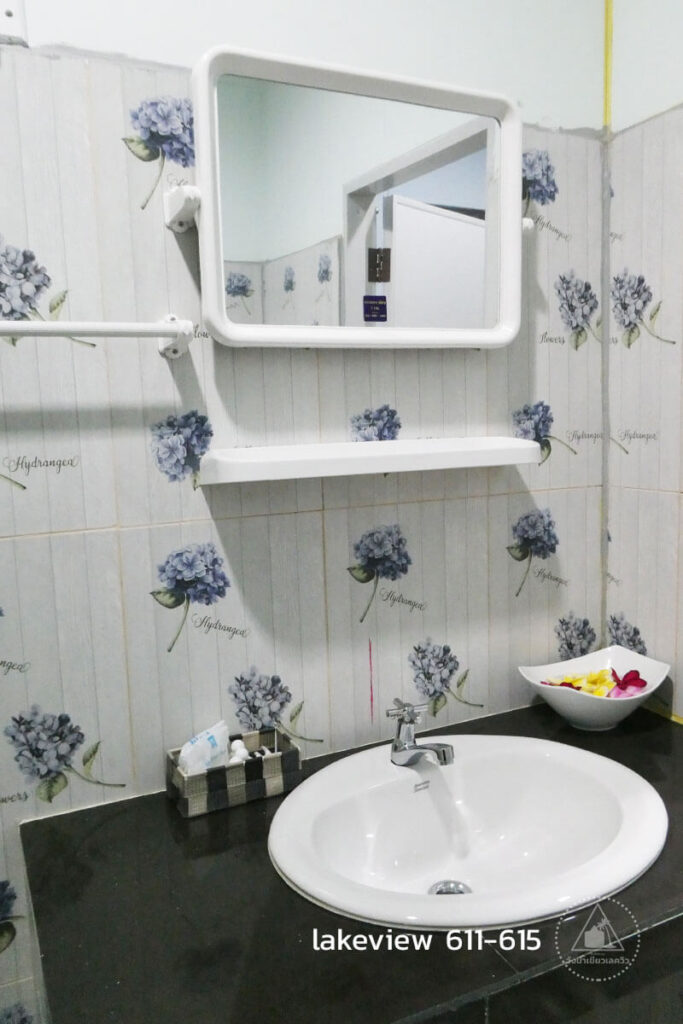 ห้องน้ำในห้องพัก lakeview 611 ถึง 615 
